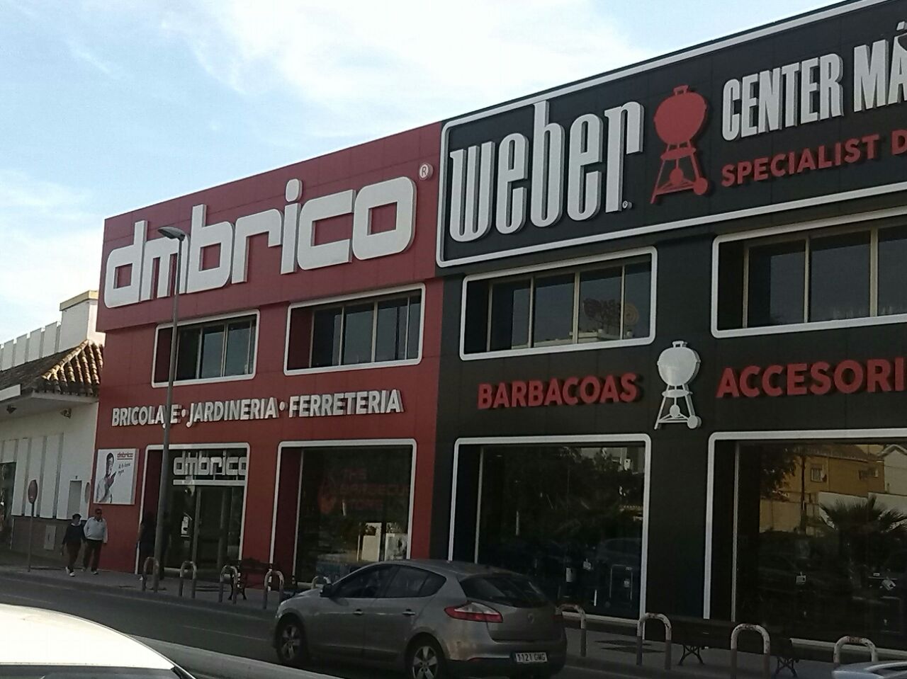 Gran fachada en panel composite con acristalamiento